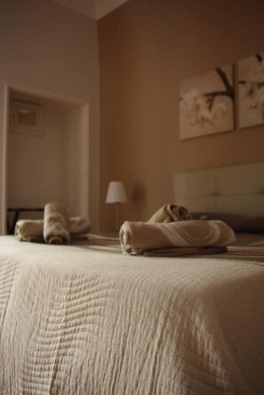 Vierpersoonskamer | Een minibar, een bureau, babybedden (toeslag), gratis wifi