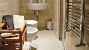 A modern bathroom with a sink, toilet, and shower area. - La Cattedrale B&B (Ruvo di Puglia)