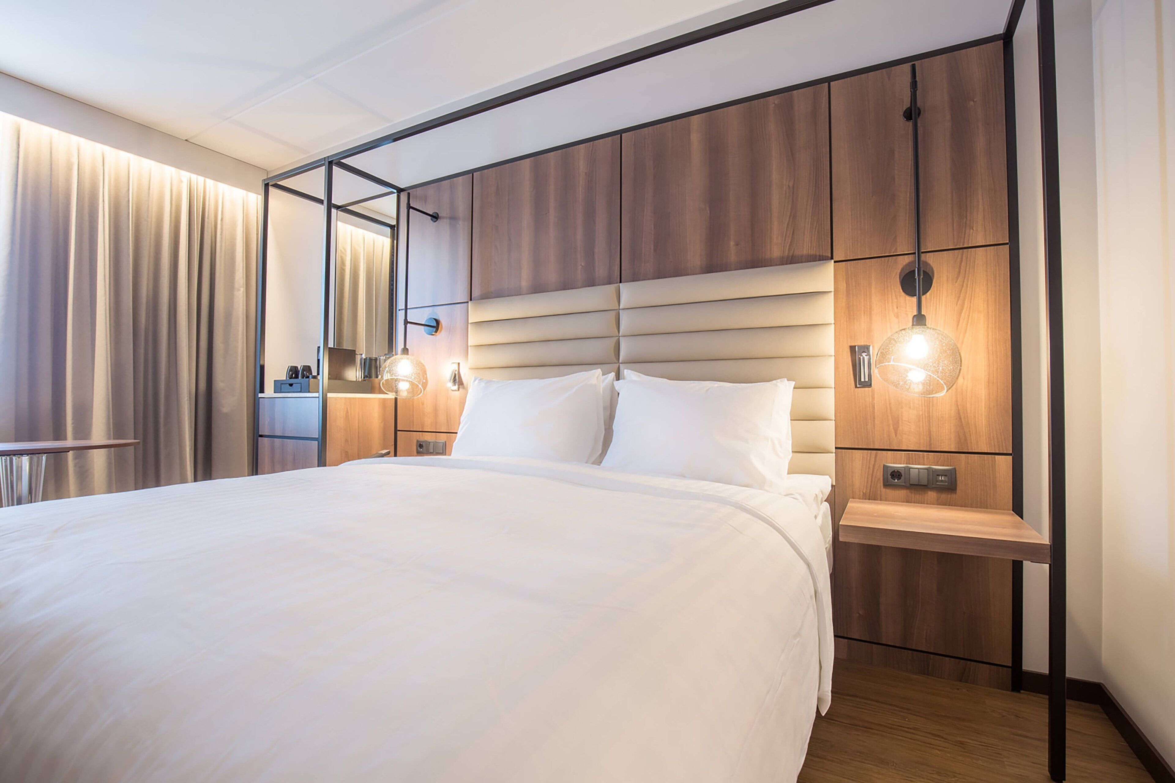 standard room, 1 king bed | minibar, in-room safe, laptop workspace, blackout curtains