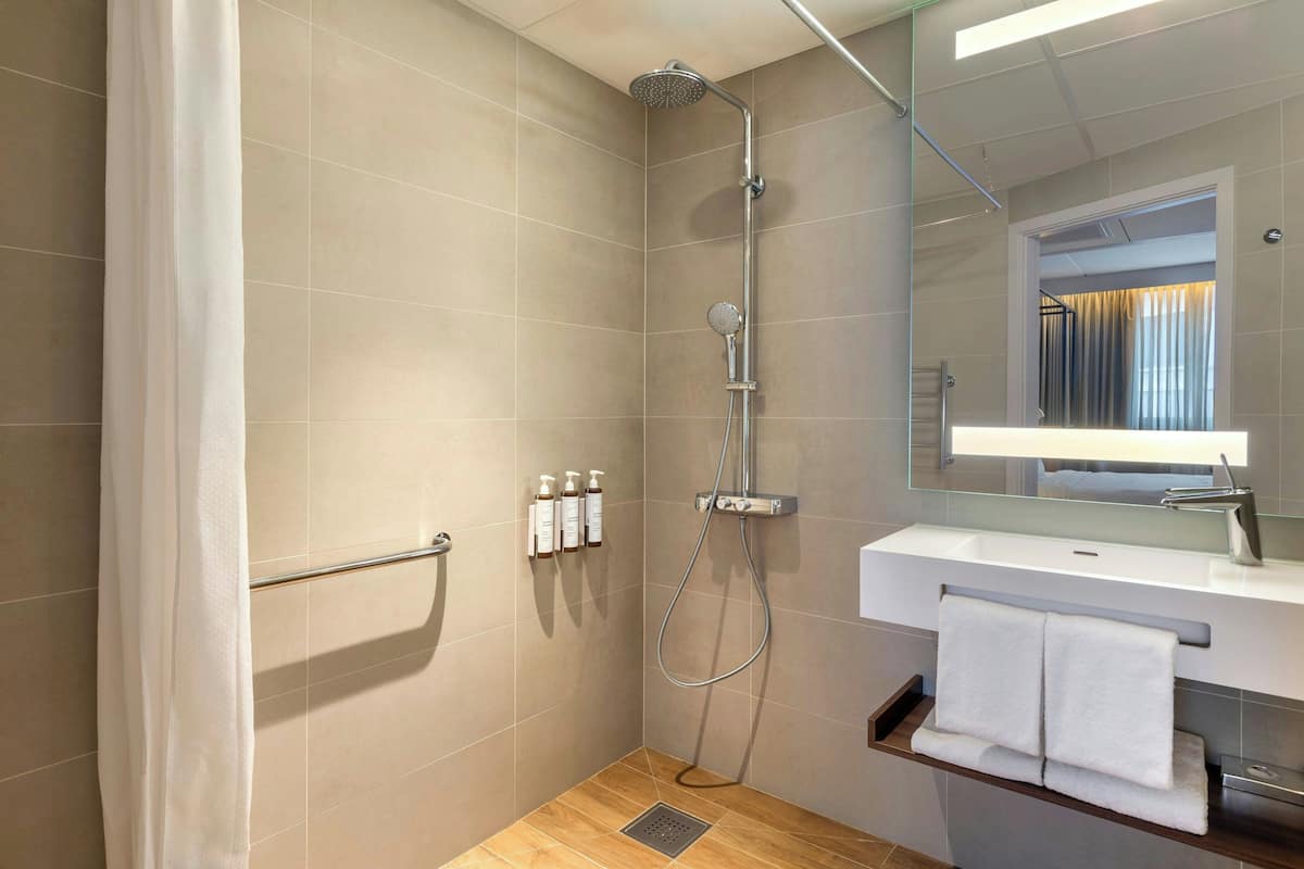 family room, 1 king bed | bathroom | shower, free toiletries, hair dryer, towels