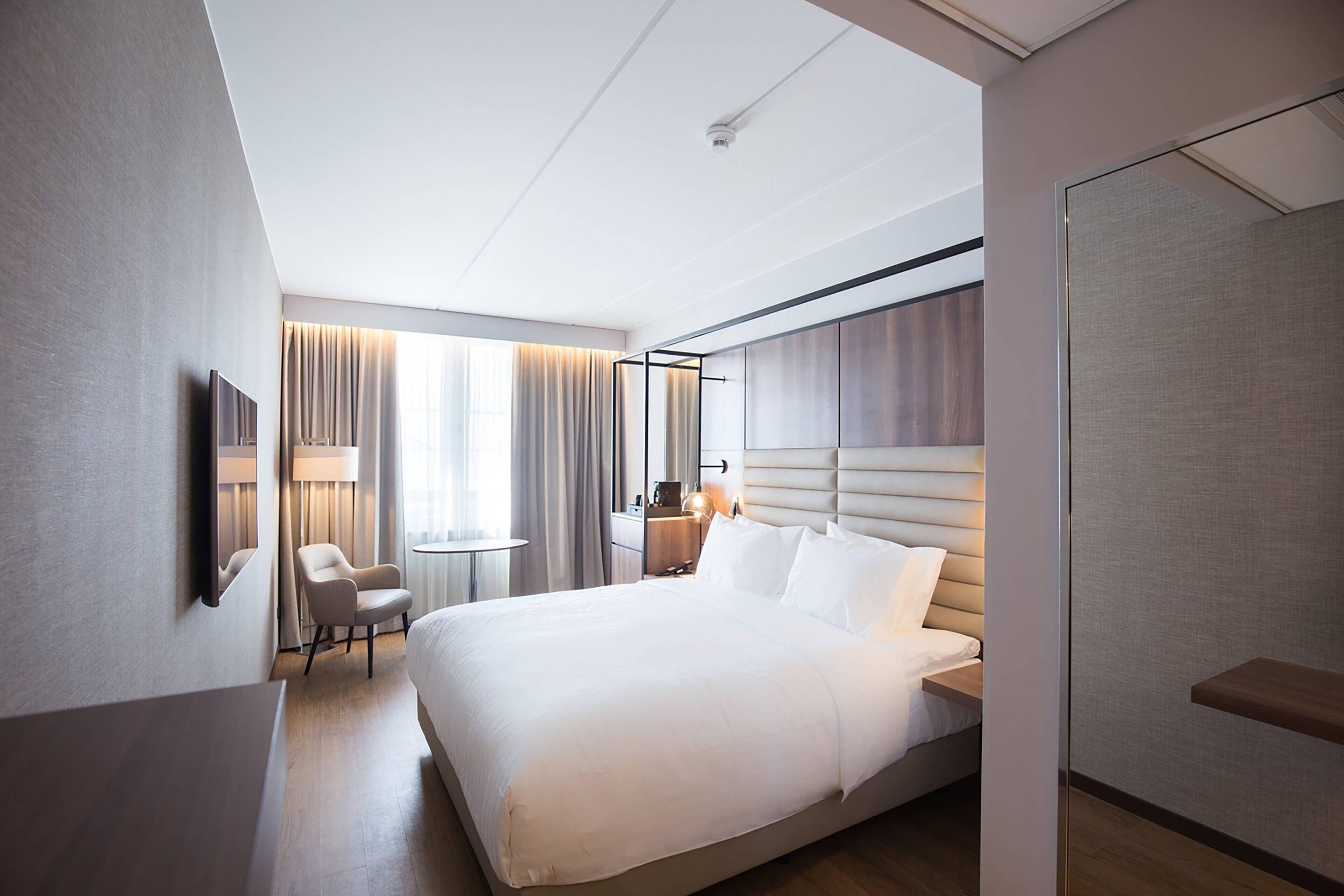 standard room, 1 king bed | minibar, in-room safe, laptop workspace, blackout curtains