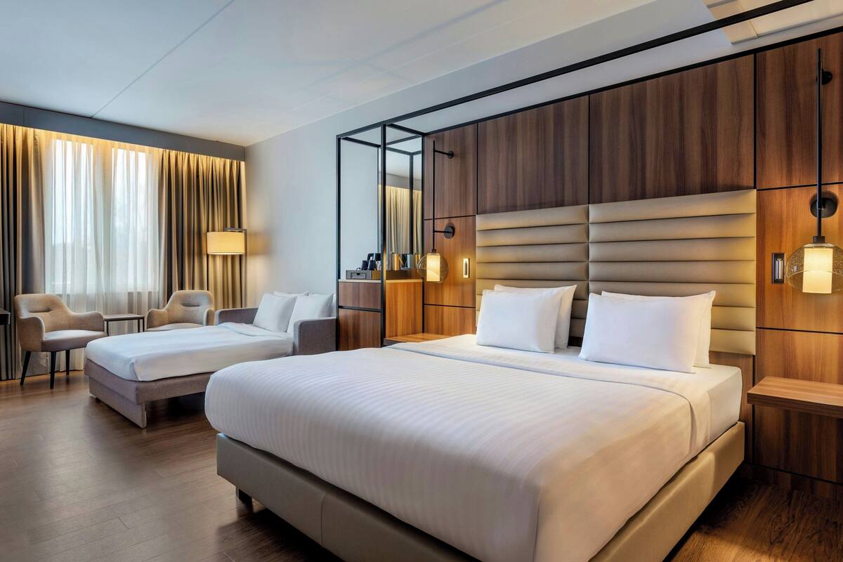 family room, 1 king bed | minibar, in-room safe, laptop workspace, blackout curtains