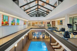 Salas de tratamiento para parejas, un sauna, una bañera de hidromasaje