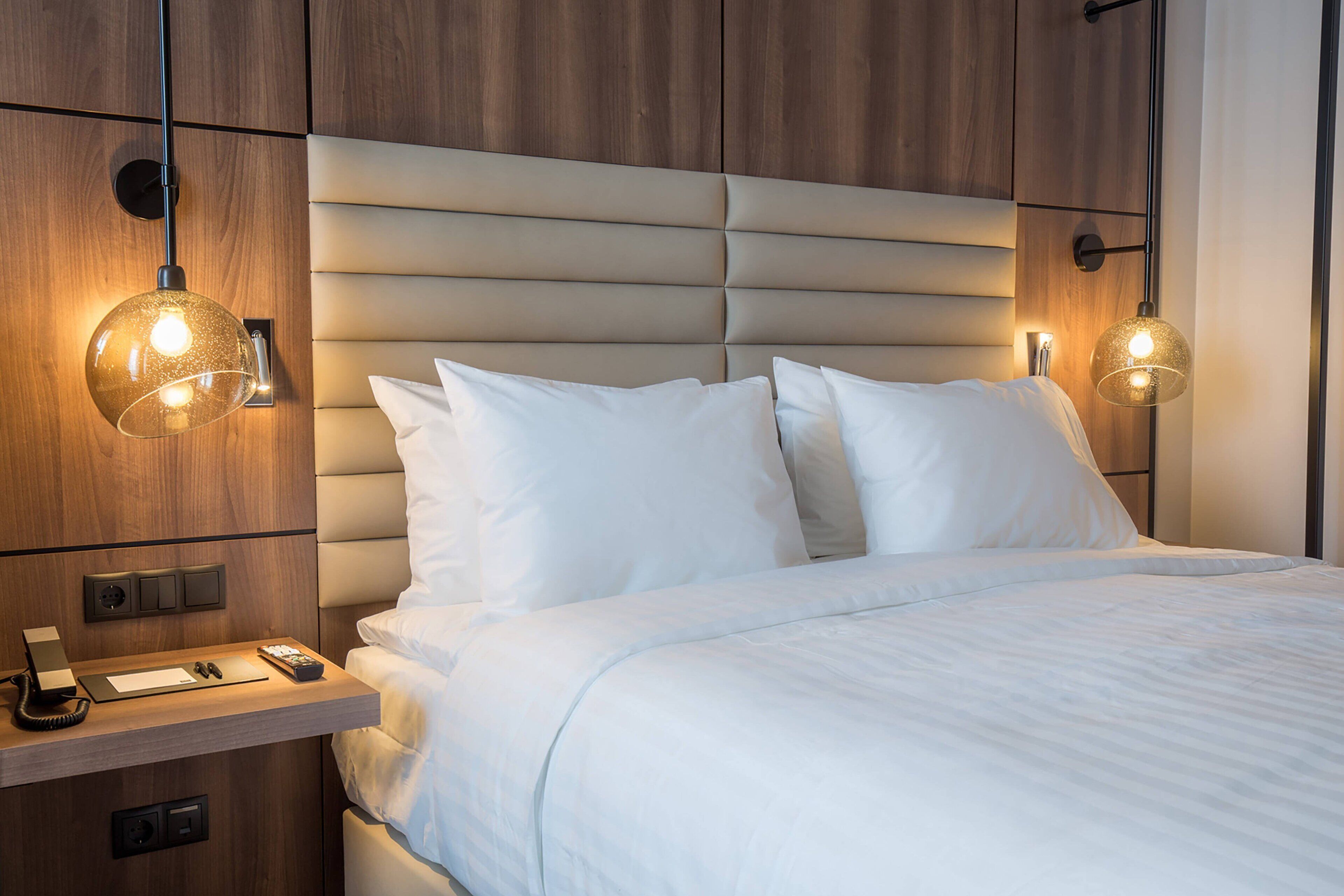 standard room, 1 king bed | minibar, in-room safe, laptop workspace, blackout curtains