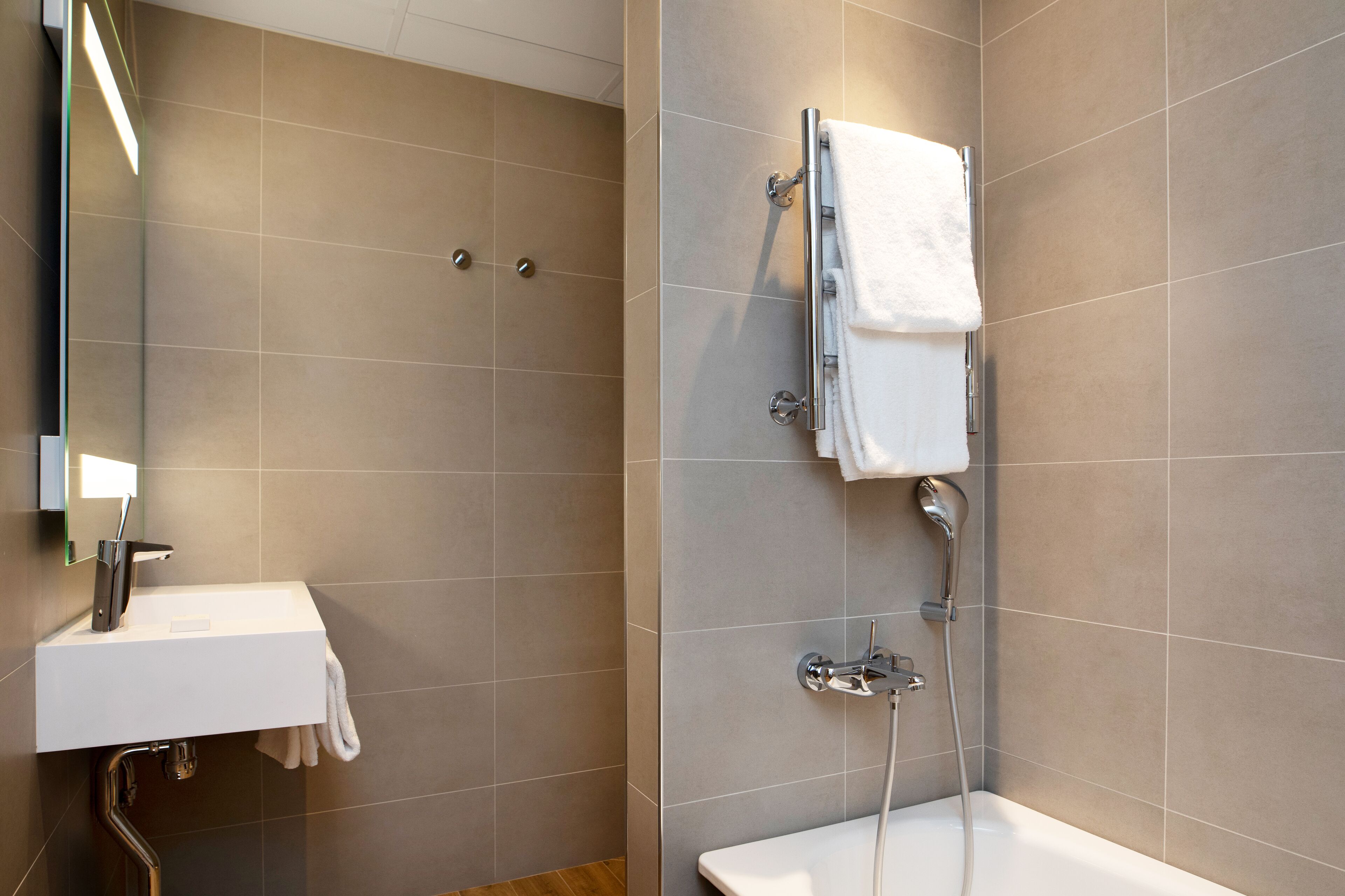junior suite, 1 king bed | bathroom | shower, free toiletries, hair dryer, towels