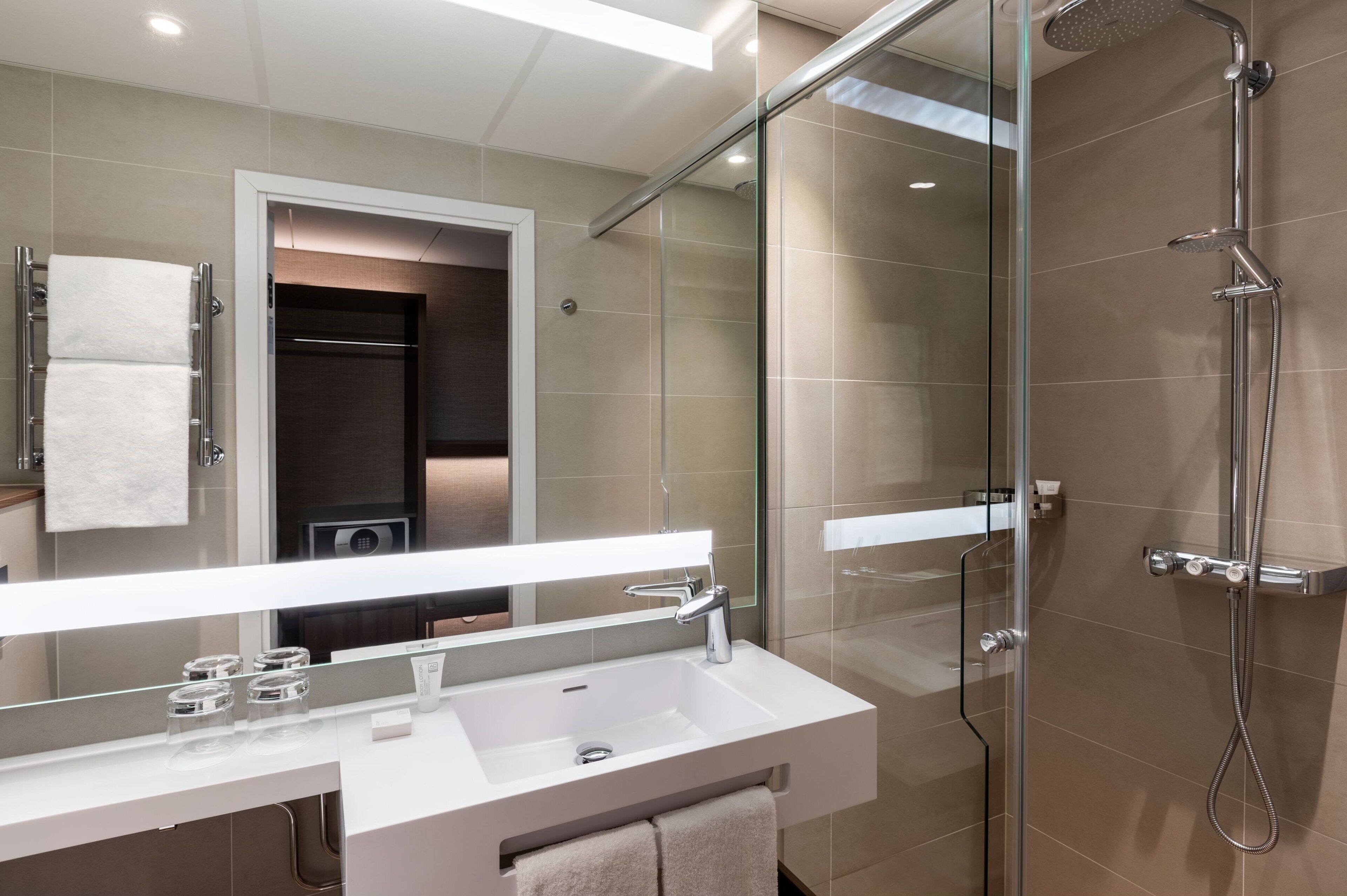 shower, free toiletries, hair dryer, towels