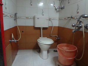 Shower, towels - Hotel Swapna International (Mumbai)