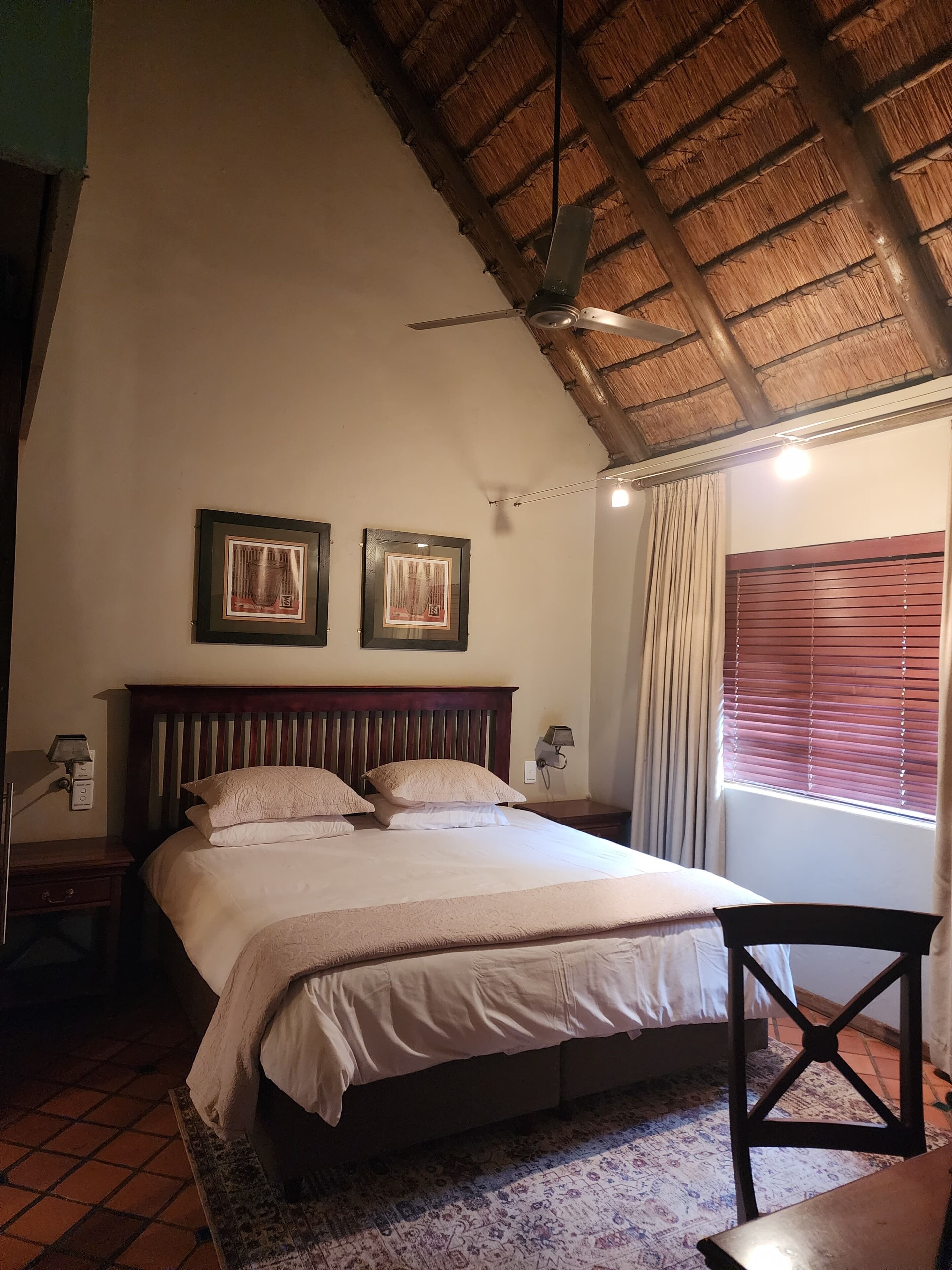 خزنة داخل الغرفة ومكواة/لوح كي وواي فاي مجانًا وملاءات أسرّة