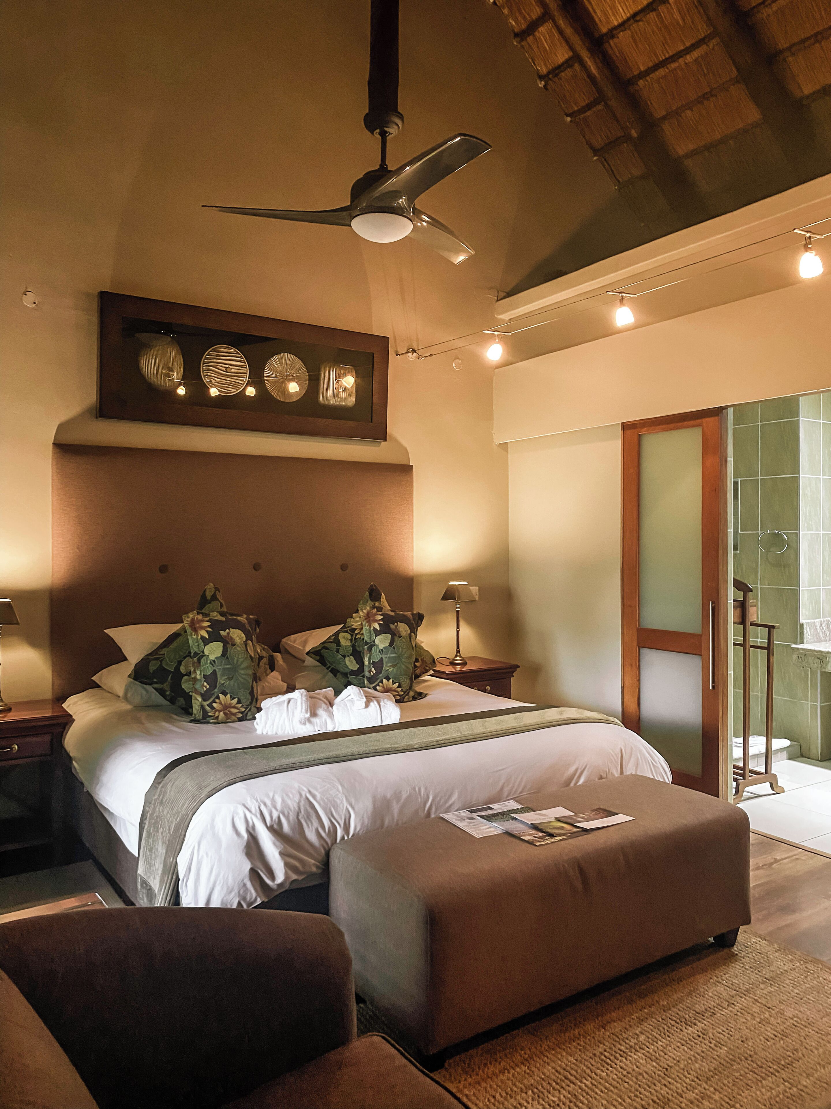 خزنة داخل الغرفة ومكواة/لوح كي وواي فاي مجانًا وملاءات أسرّة