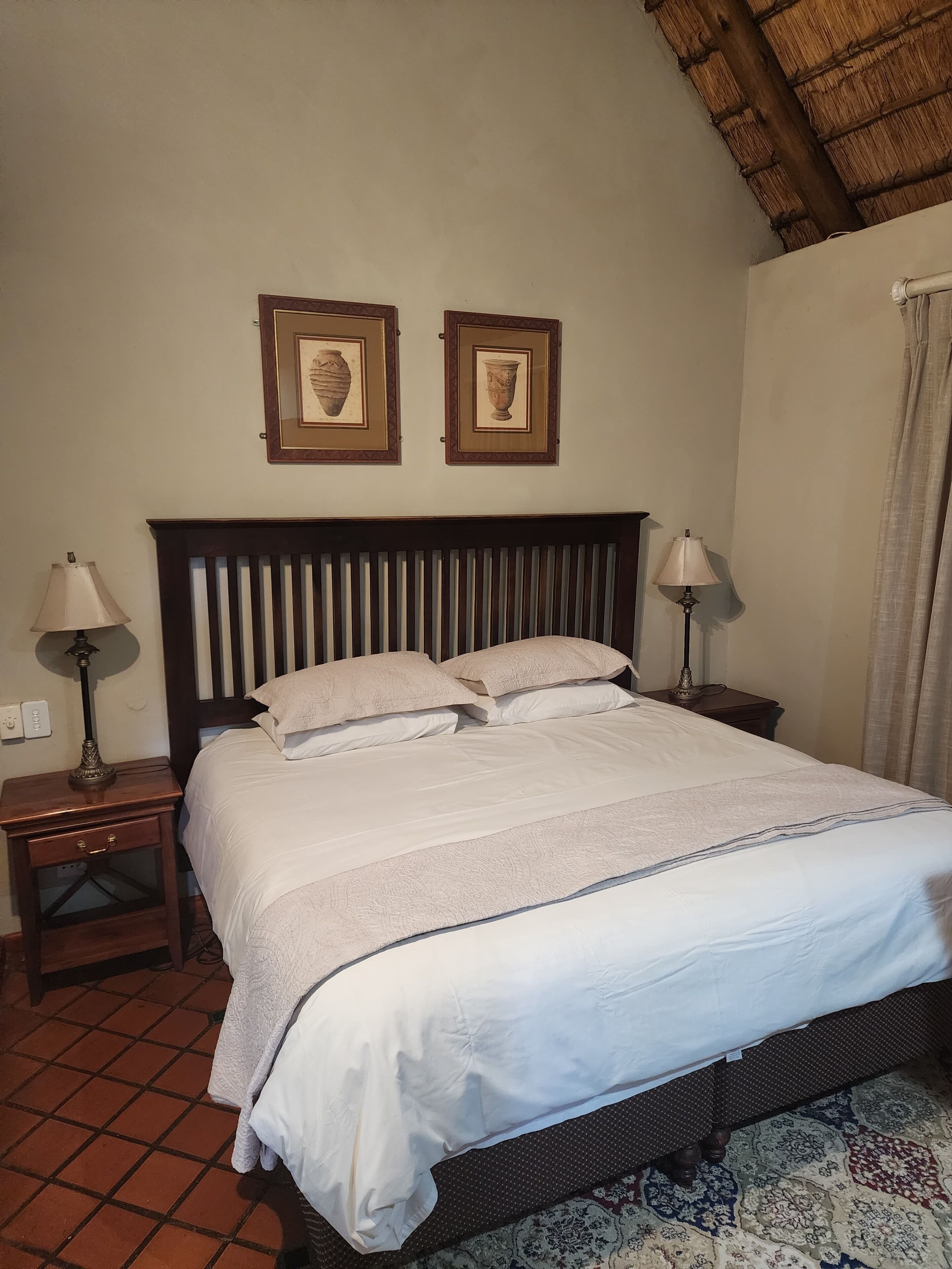 خزنة داخل الغرفة ومكواة/لوح كي وواي فاي مجانًا وملاءات أسرّة