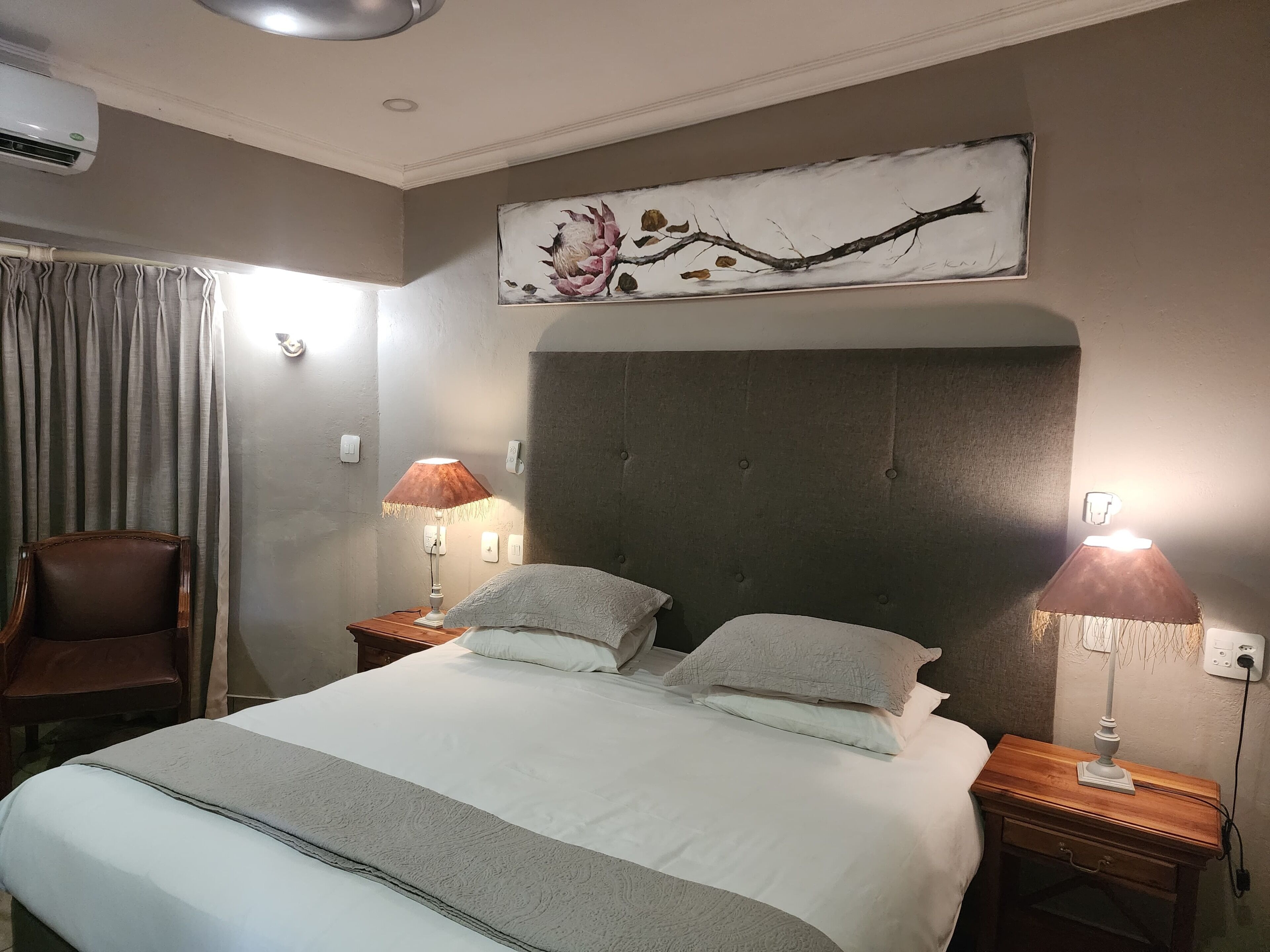 خزنة داخل الغرفة ومكواة/لوح كي وواي فاي مجانًا وملاءات أسرّة