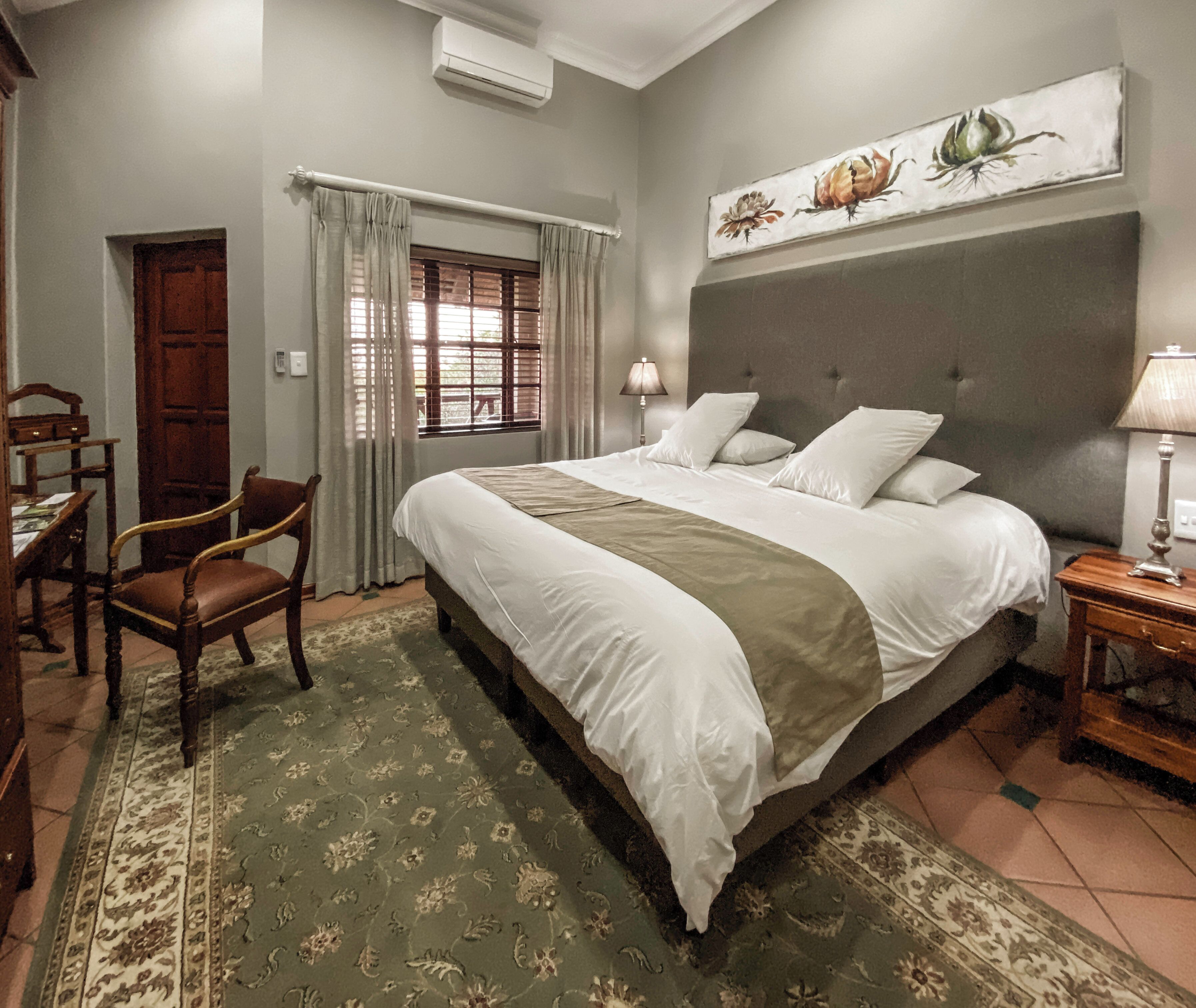 خزنة داخل الغرفة ومكواة/لوح كي وواي فاي مجانًا وملاءات أسرّة