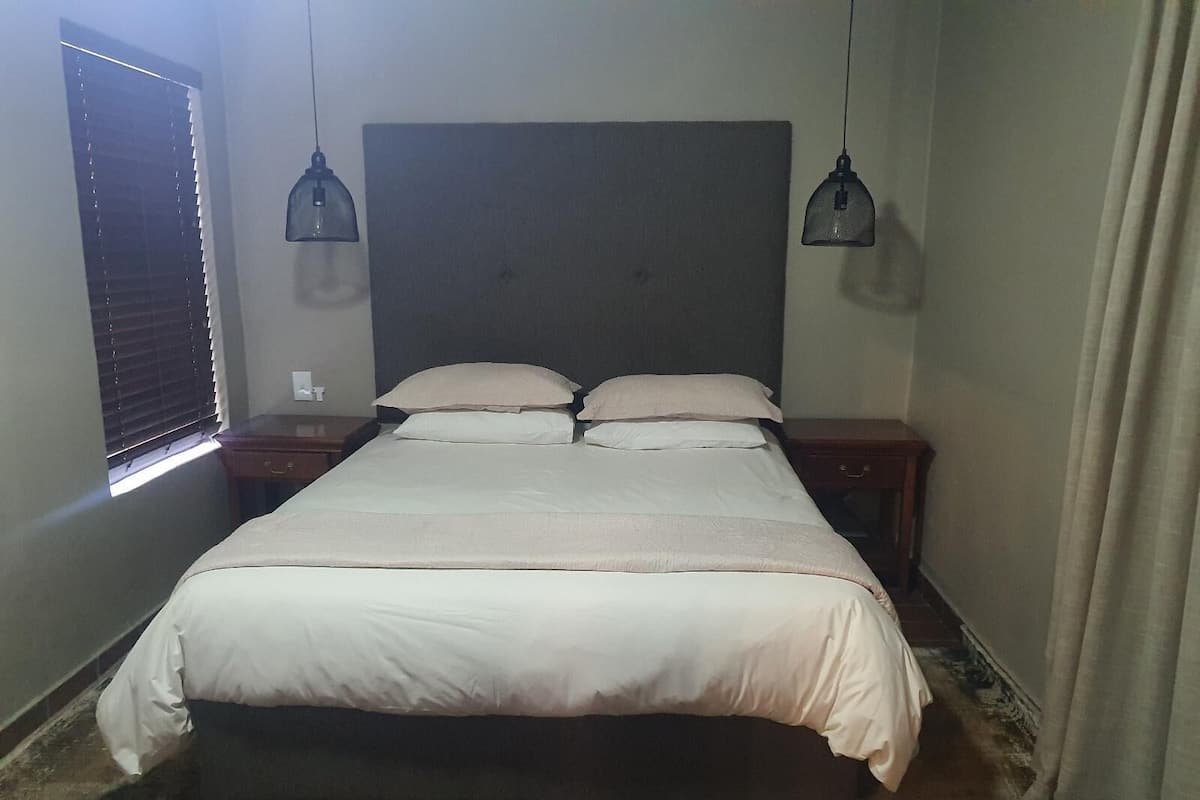 خزنة داخل الغرفة ومكواة/لوح كي وواي فاي مجانًا وملاءات أسرّة