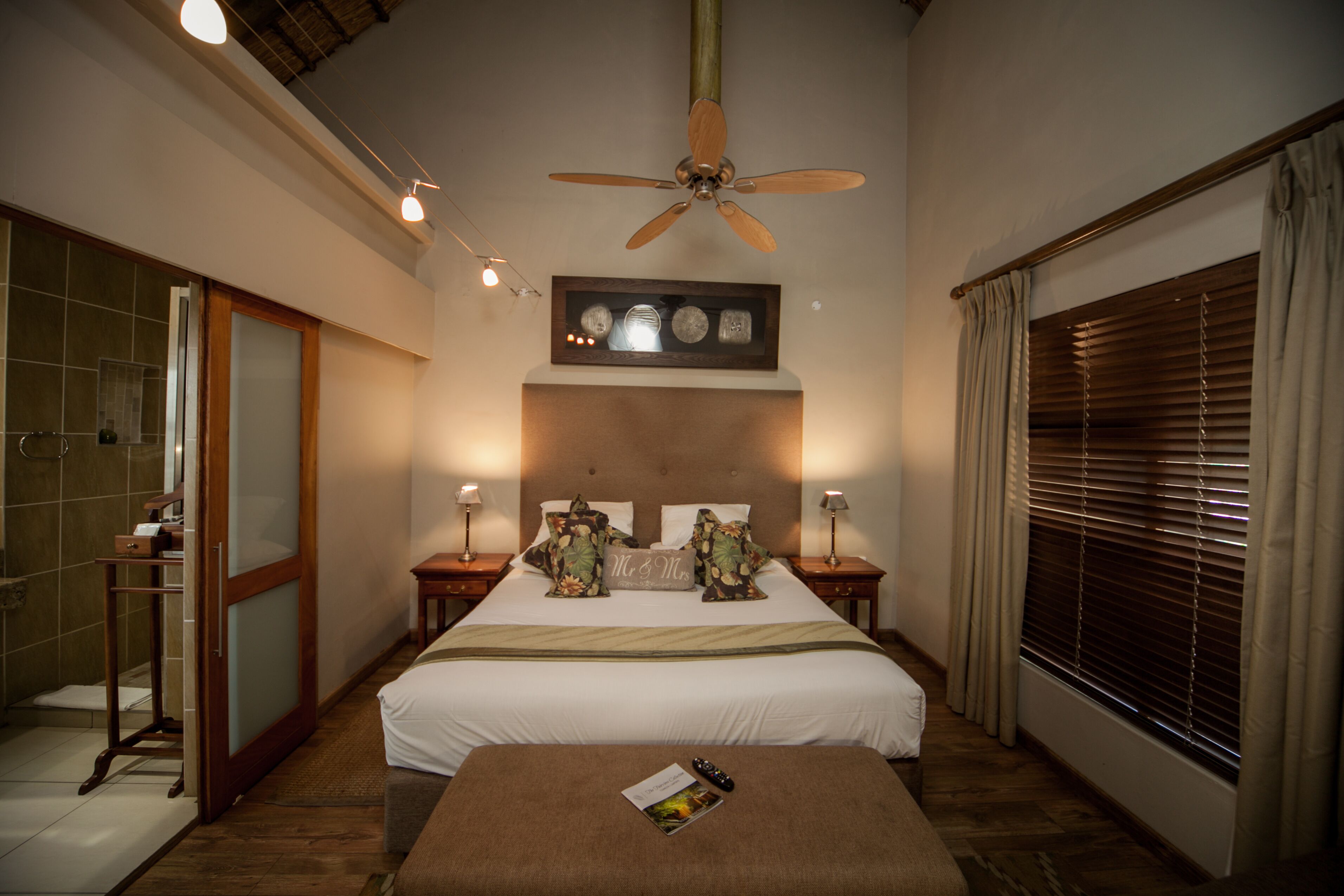 Luxury Room | In-room safe, iron/ironing board, free WiFi, bed sheets