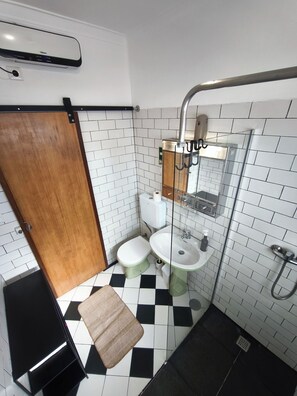 Combined shower/tub, eco-friendly toiletries, hair dryer, towels