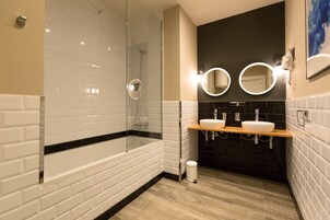 Habitación triple familiar | Baño | Secador de pelo, toallas, jabón y champú