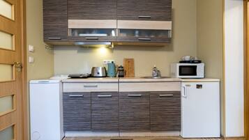 Estudi (Apartment) | Cuina privada | Frigorífic, microones, placa de cuina i rentaplats