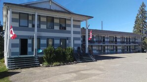 Un motel à deux étages, doté d’un porche avant couvert et d’un mât pour drapeau.