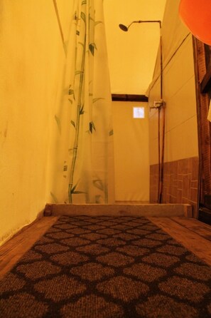 Tente Confort, 1 lit double, salle de bains privée | Douche de la salle de bain