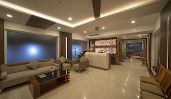 Una sala moderna con un conjunto de sofá, una mesa de centro y un jarrón decorativo.