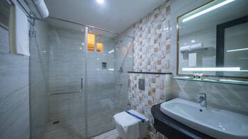 Deluxe Room | Bathroom | Shower, towels