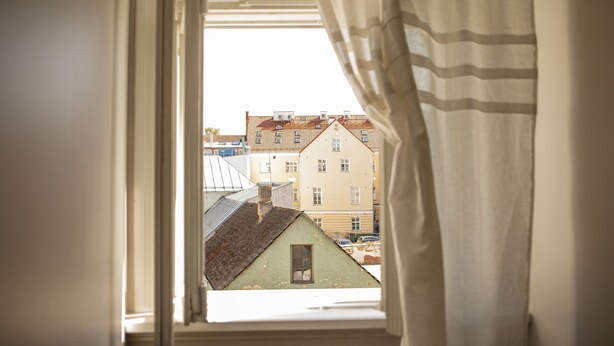 Una ventana con vistas a edificios.