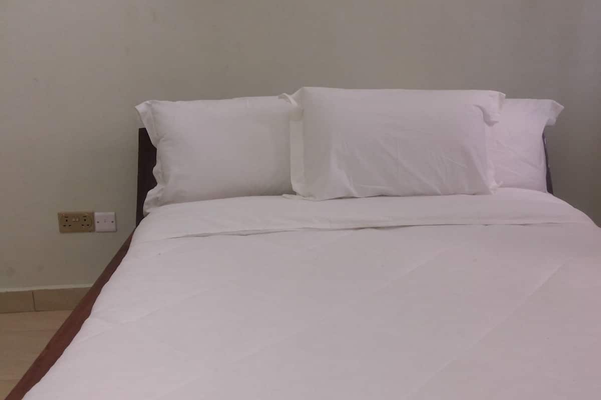 Executive Room | Desk, soundproofing, WiFi (free), bed sheets