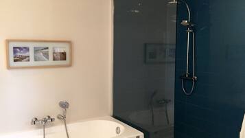 Studio | Bathroom | Shower, hair dryer, towels, soap