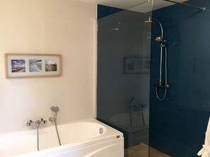 Studio | Bathroom | Shower, hair dryer, towels, soap