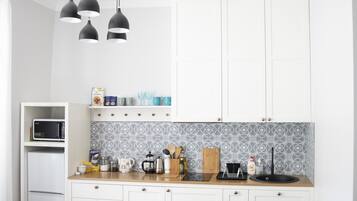 Apartament | Cuina privada | Frigorífic gran, microones, placa de cuina i rentaplats