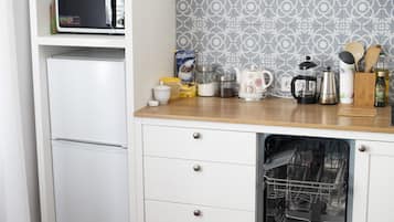 Apartament | Cuina privada | Frigorífic gran, microones, placa de cuina i rentaplats