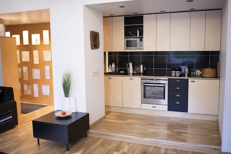 Refrigerador, microondas, placa de cocina, cafetera/tetera