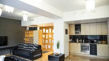 Apartament Deluxe | Sala d'estar | Televisor