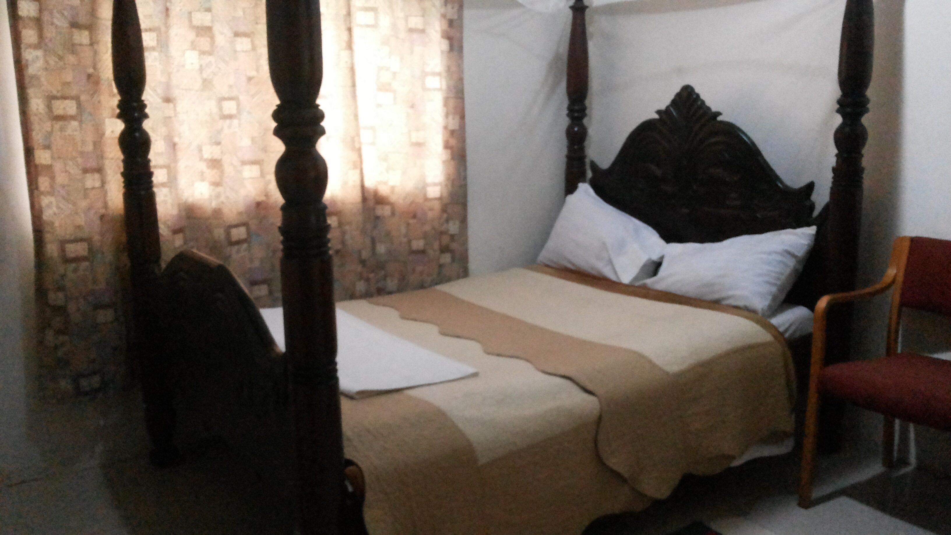 Escritorio, wifi gratis y ropa de cama 