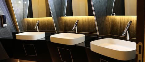 Articles de toilette gratuits, sĂšche-cheveux, peignoirs, chaussons