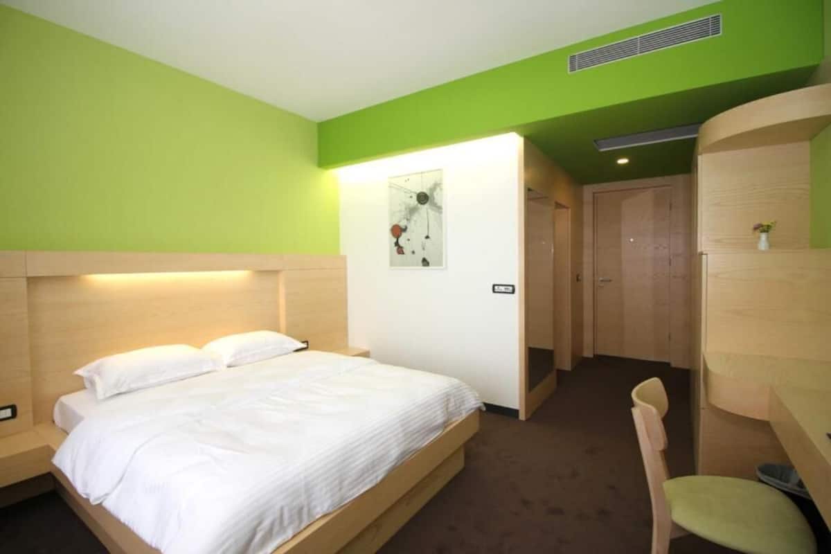 Kamar Double | 1 kamar tidur, minibar, brankas, dan meja kerja