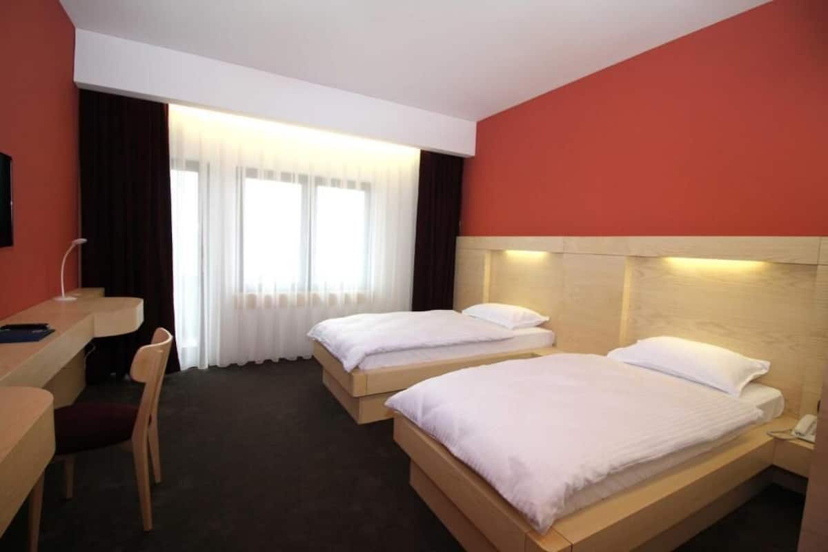 Twin Room | Minibar, in-room safe, desk, laptop workspace