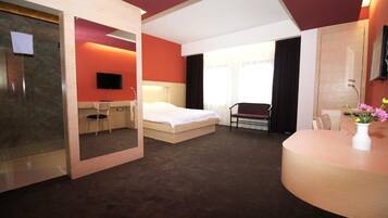 Minibar, caja fuerte, escritorio y espacio para trabajar con un portátil