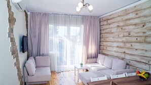 Un salon moderne avec un canapé, une table à manger et un mur en bois.