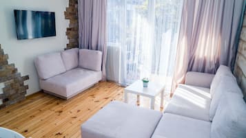 Luxury Apartment | Ruang tamu | 40 inci televisyen skrin rata dengan kabel, TV LED