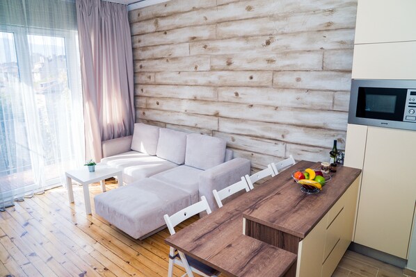 奢华公寓 | 起居区 | 40-英寸纯平电视 （配备有线频道）、LED 电视