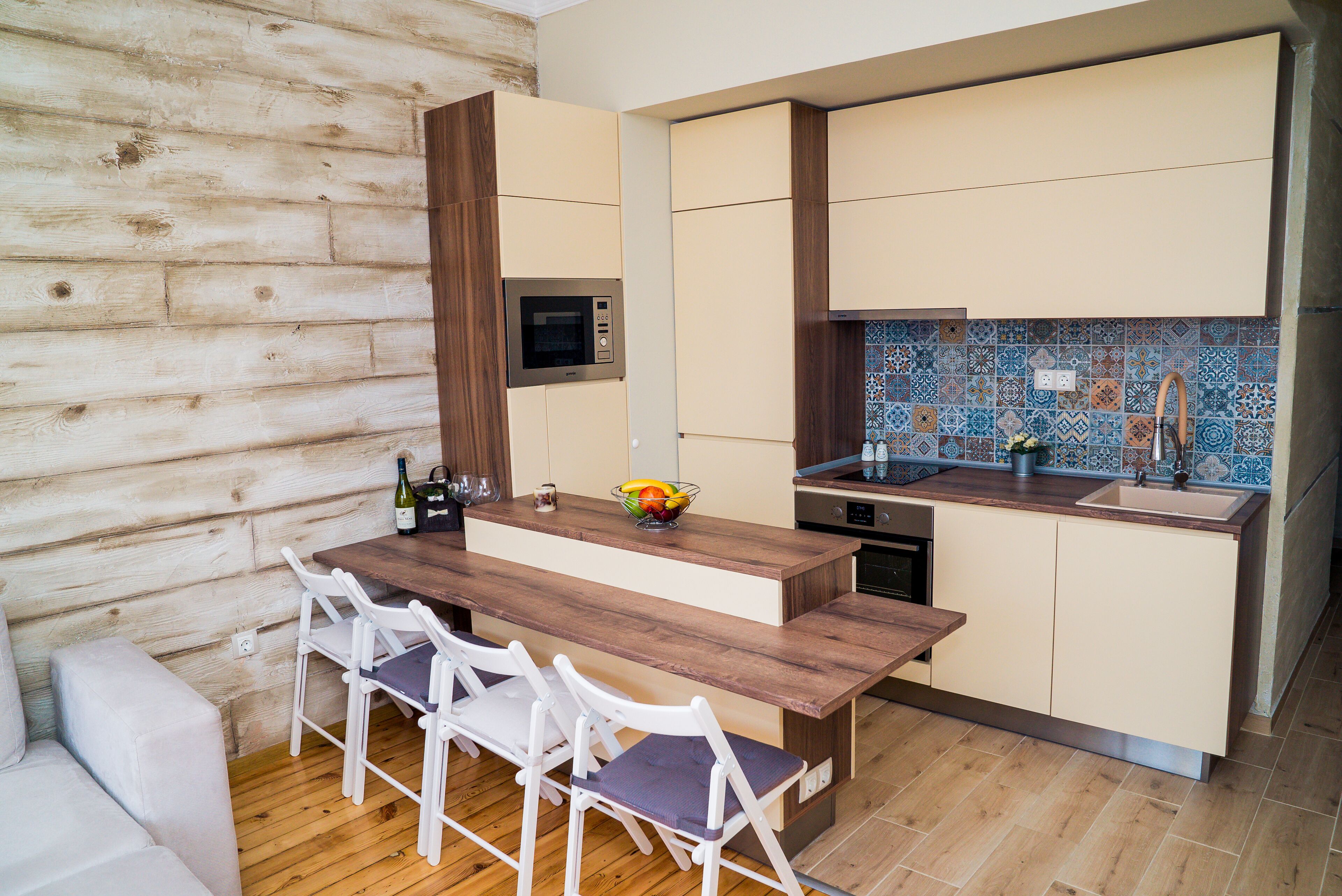 Apartemen Mewah | Dapur bersama | Lemari es, microwave, kompor, dan mesin pencuci piring