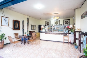 Coin salon dans le hall