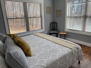 2 bedrooms, iron/ironing board, travel cot, free WiFi - LoneBear Cottage1 Historic Dahlonega & Wineries! (Dahlonega)