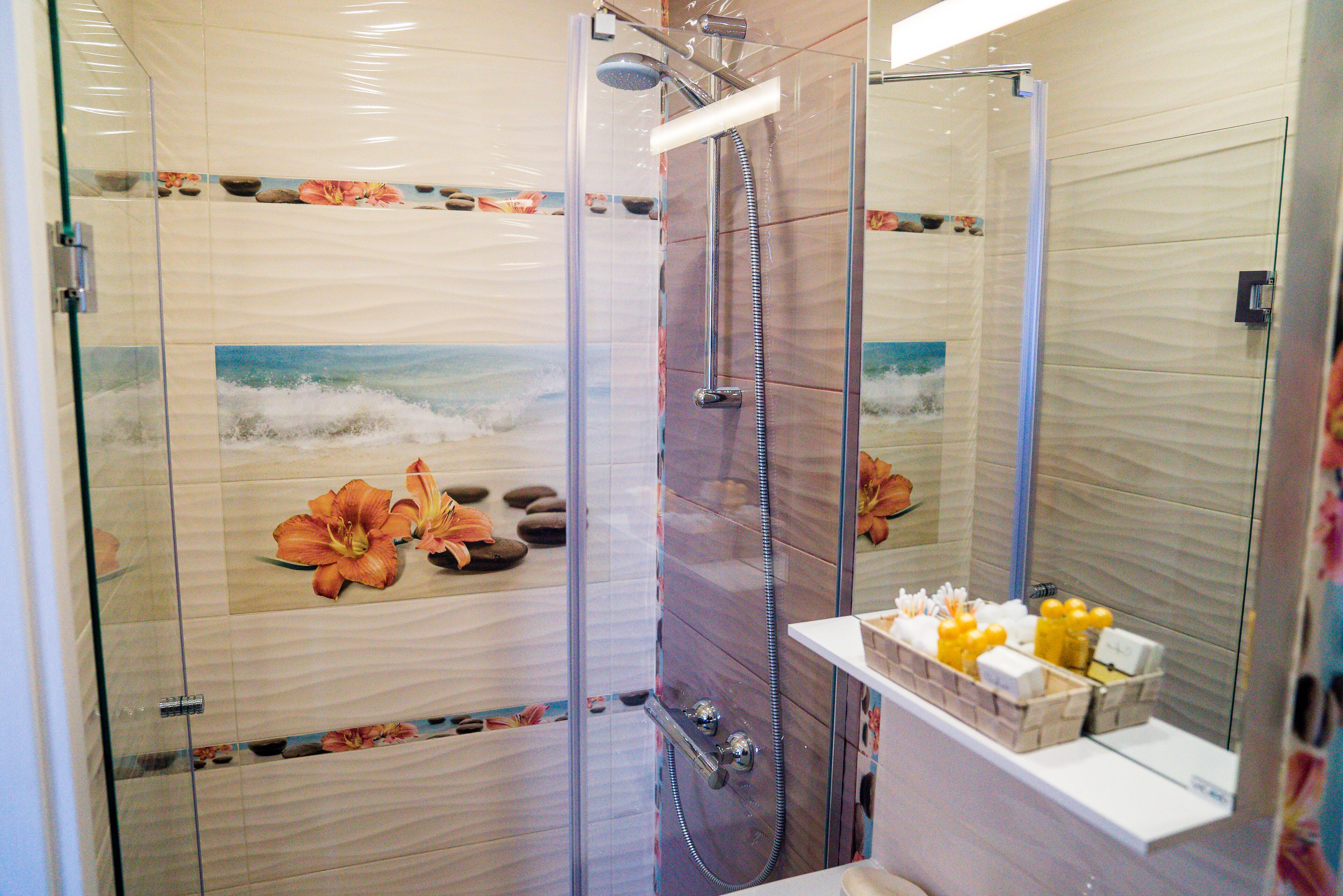 Apartamento superluxo | Banheiro | Secador de cabelo, roupões de banho, chinelos, toalhas de banho