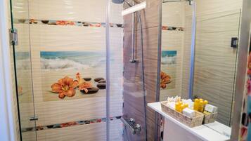 Apartamento superluxo | Banheiro | Secador de cabelo, roupões de banho, chinelos, toalhas de banho