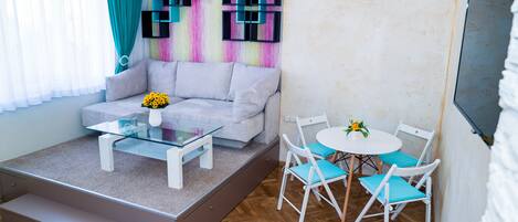 Appartamento Luxury | Soggiorno | TV LED 40 pollici con canali via cavo, TV