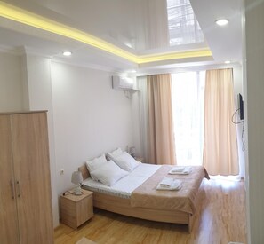 Bàn, phòng cách âm, bàn ủi/dụng cụ ủi quần áo 