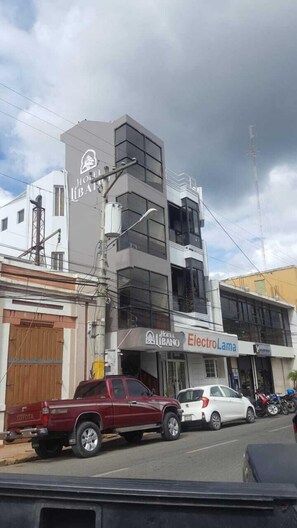 A multi-story building with a sign for 'Hotel Libano' and 'ElectroLama'. - Hotel Libano (San Francisco de Macorís)