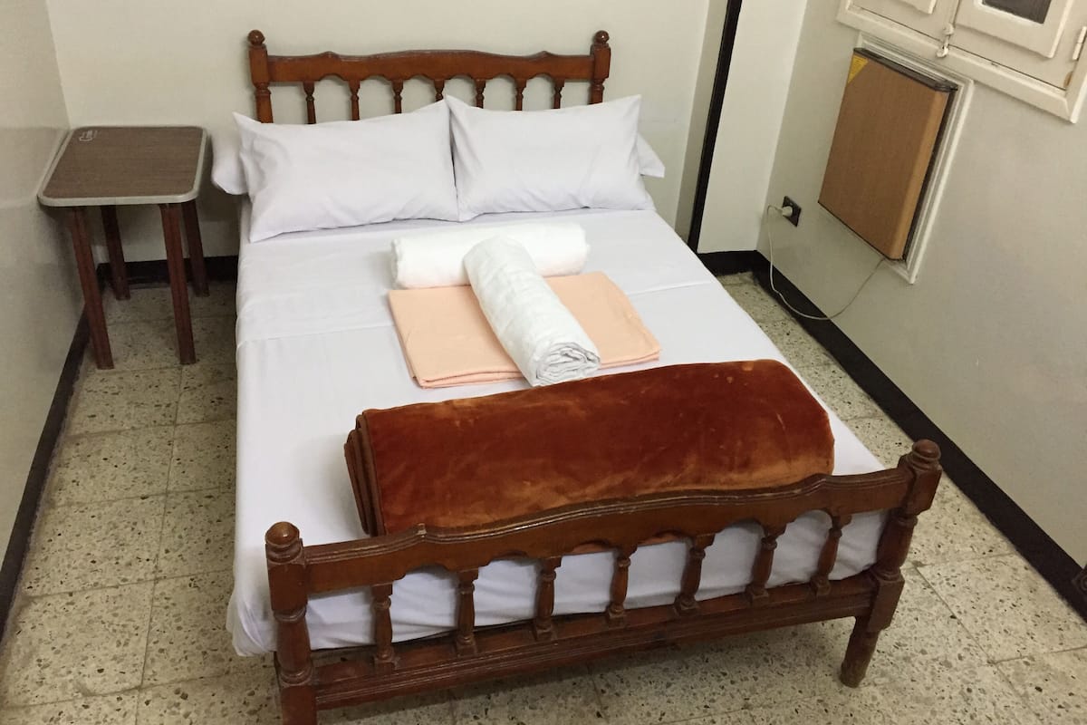 Minibar, decoración personalizada y escritorio